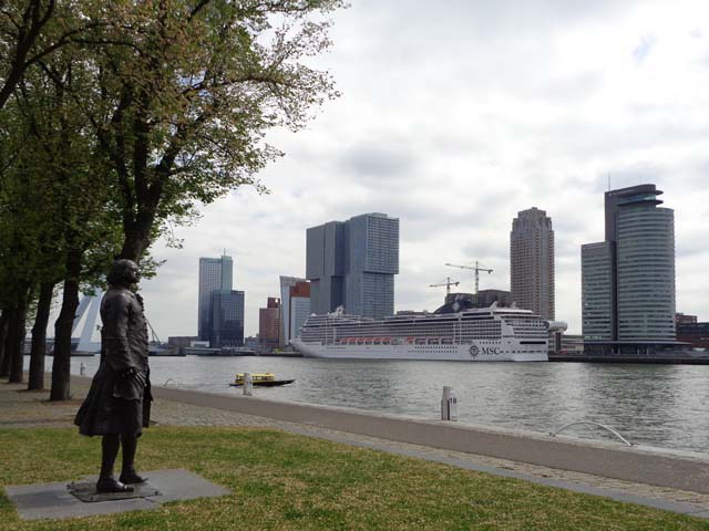 Cruiseschip ms MSC Magnifica van MSC Cruises aan de Cruise Terminal Rotterdam